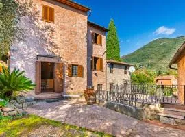 Tuscan Farmhouse sits between Lucca and Pisa hills