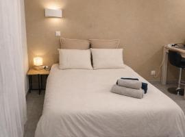 Pleasant, cozy studio with pool 2 mins from Montpellier, Hotel in Juvignac