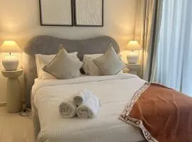 Luxury Studio With Pool View Near Burj Khalifa