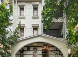 Wooden Whispers Traditional Luxe Spacez Villa