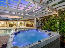 Luxury Mooloolaba Retreat with Spa & Pool, hotel em Mooloolaba