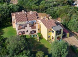 Spacious flat with pool, hotel en Sassari