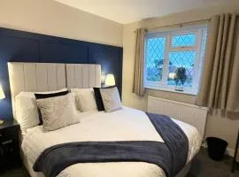 Spacious 5-BDR, Family, Parking, Wi-Fi, Sleeps 10, Contractors, Long Term Stays Allowed