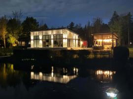 Spa & Comfort - Chalet KG Petit lac Lambton, khách sạn ở Lambton