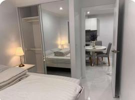 Modern 1 or 2-Bedroom Granny Flat Near Parramatta CBD, отель в Сиднее
