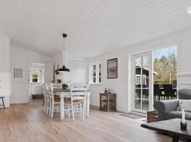 Beach House Near Sejerø Bay, hotel a Hønsinge