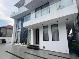 4 bedroom house with a pool