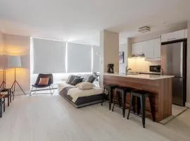 Modern 1BR Downtown Suite - High-Speed Wi-Fi