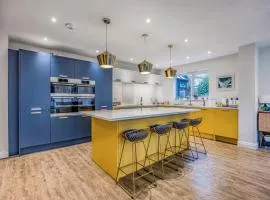 Gorgeous Family Home with Garden - Pass the Keys
