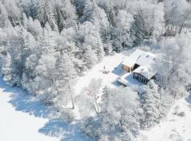 Spa & Lake Access - Chalet OREV, hotel en Nominingue