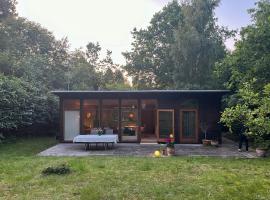 Architect-Designed Wooden House In Tisvilde Lunde, hotel v destinaci Tisvildeleje