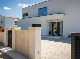 Modern villa Blanka with pool and grill in Tinjan