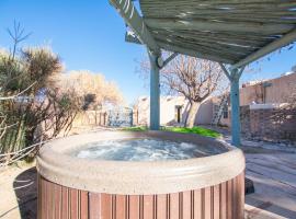 Buffalo Escape-Private Hot Tub in serene Corrales-Mountain View-Pet Friendly! – hotel w mieście Corrales