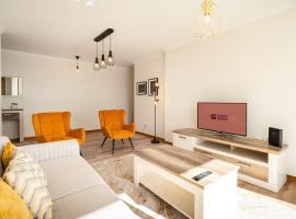 GuestReady- Charming Condo with Pool in Caniço, hotel em Caniço