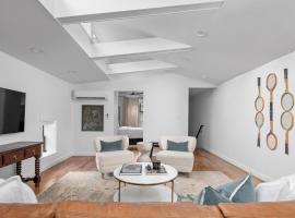 Modern Loft | Parking Included, Walk to Downtown, hotel i Lexington