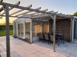 Sfeervolle vakantiewoning met grote tuin vlakbij Veerse Meer en Kamperland