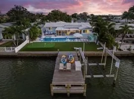 Waterfront Walk to Beach Pool Kayaks Bikes
