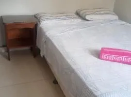 Quarto com banheiro privativo na praia do forte e garagem disponível com quintal