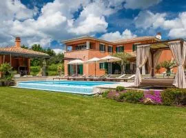 Beautiful Villa Village with tennis court in Tinj