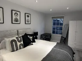 Apartment - Sleeps 6 & Near Station