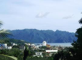 Seaview Hilltop chalet, with AC, private bathroom, kitchen & balcony with views, chata v destinaci Coron