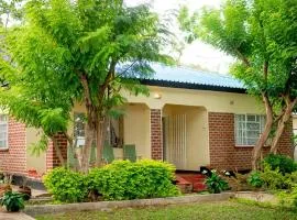 The Bay Cottage 4BR Retreat in Cape Maclear