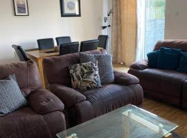 Centrally located 3 bedroom property, khách sạn ở Lahinch