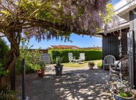 Lovely Summerhouse By The Beach, hotel i Karrebæksminde