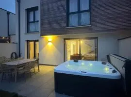 Villa Bulle Dorée & Jacuzzi privé au cœur du centre touristique et thermal face Snowworld