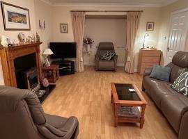 21 Balrath Wood - entire 3 bedroom house with drive and garden sleeps 5, hotel em Kells
