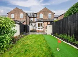 4 Bedroom House With Cinema Room by City SuperHost