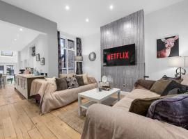 4 Bedroom House With Cinema Room by City SuperHost, Hotel in Hale
