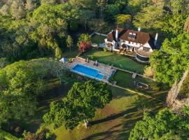 Mountain view villa heated pool Nyeri - 2352, hotel com piscina em Kuhora Twana
