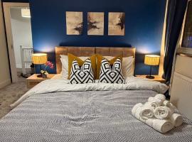 Family 3BR Stay - Garden & Parking Near Fun Parks, hotel in Bilston