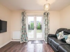 Cosy Two Bedroom House with Driveway Parking and Garden