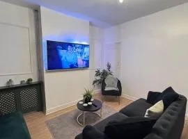 RNM - Business Contractors Ready! 3 Bedrooms, Efficient Savings! Entire House,Smart Tv, 2 Lounges, Dining Area, Private Gated Parking, Easy Access, Close to M5, Train Station, Bus Routes, Kitchen and Washroom plus amenities included!