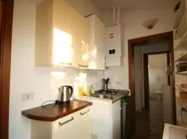 Due casette in campagna non lontane dal mare