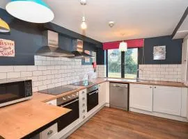 Convenient Budget 3BED Apartment Shared Kitchen