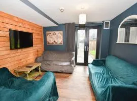 Convenient Budget 4BED Apartment Shared Kitchen