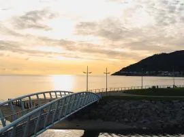 Newcastle Seafront Apartment with Wifi and Parking