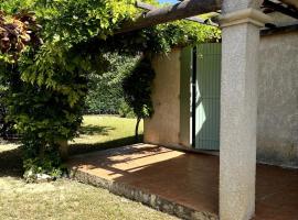 Charming house, Lubéron, near golf and wineries, hotel v destinaci Pierrevert