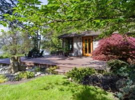 Luxe Beachfront, Hot Tub, Kayaking, Walk to Town, hotell i Eastsound