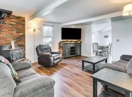 Steps to Winery! Updated Farmhouse in Holt