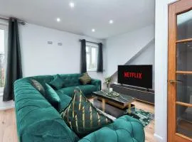 Stylish Dagenham Flat with Easy Access to Central London