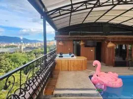 Alojamiento en Medellín con piscina y Jacuzzi privados - PH8