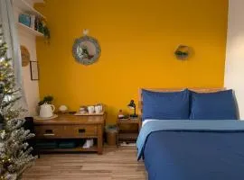 R1 - Bright Quiet Double - City & Beach Access, WIFI, Free Parking - Self Catering