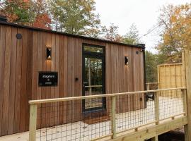 Staghorn | Modern Lux Mirror Home | HotTub & Woods, hotel v destinácii Campton