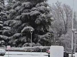 Chalet Haut standing pour les familles seulement, hotel in Ifrane