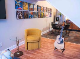 Bright and Hip 2BR Condo in Heart of Ohio City, Hotel in Cleveland