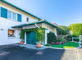 Chambre d'hôtes-studette Biarritz Milady, calme, patio, vue sur jardin et montagne du patio, parkin privé, tout confort, hotel in Biarritz